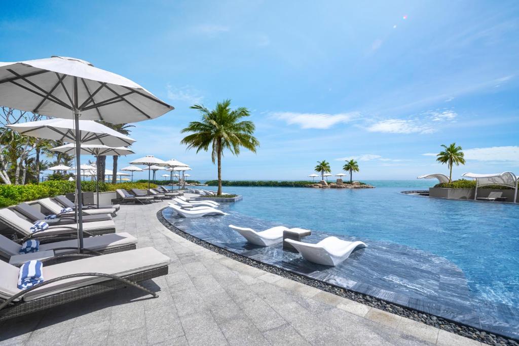 COMBO – HOLIDAY INN HỒ TRÀM 5 SAO