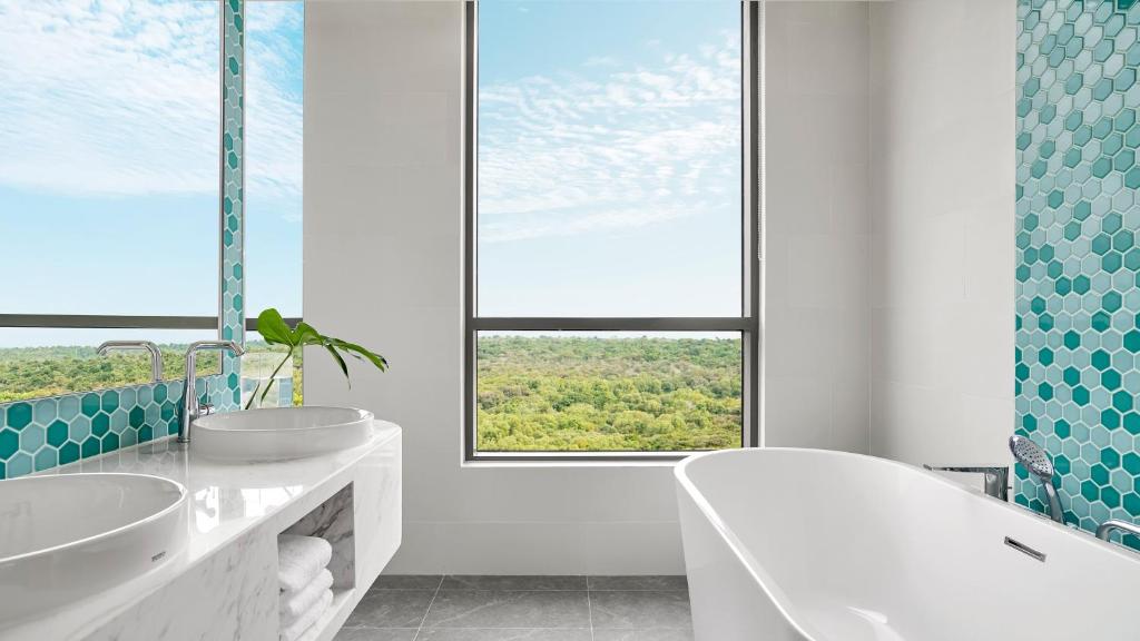 COMBO – HOLIDAY INN HỒ TRÀM 5 SAO